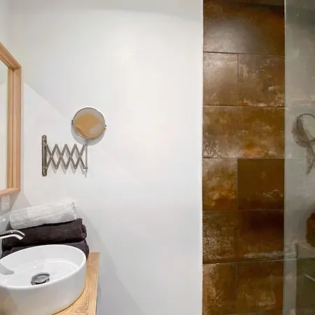 Appartement Pierre Proche Place Saint Marc